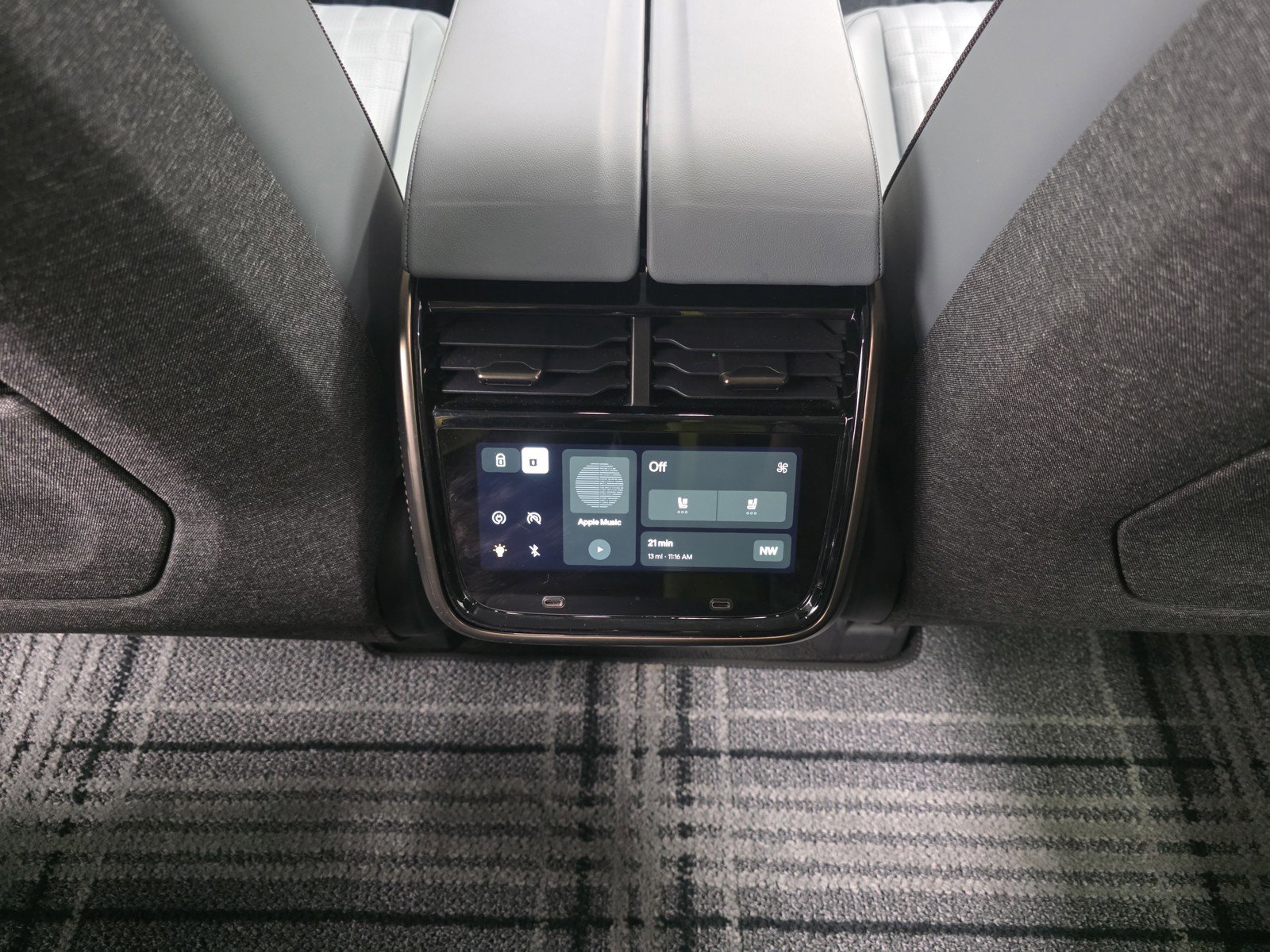 Used 2025 Rivian R1T Premium AWD/4WD image 28