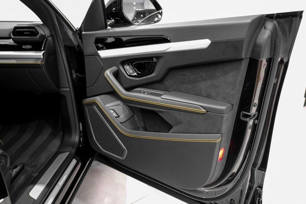 Used 2025 Lamborghini Urus Performante AWD/4WD image 47