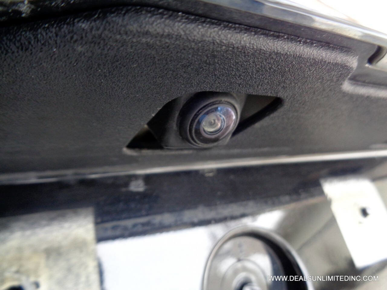 Used 2015 Nissan Rogue SV image 16