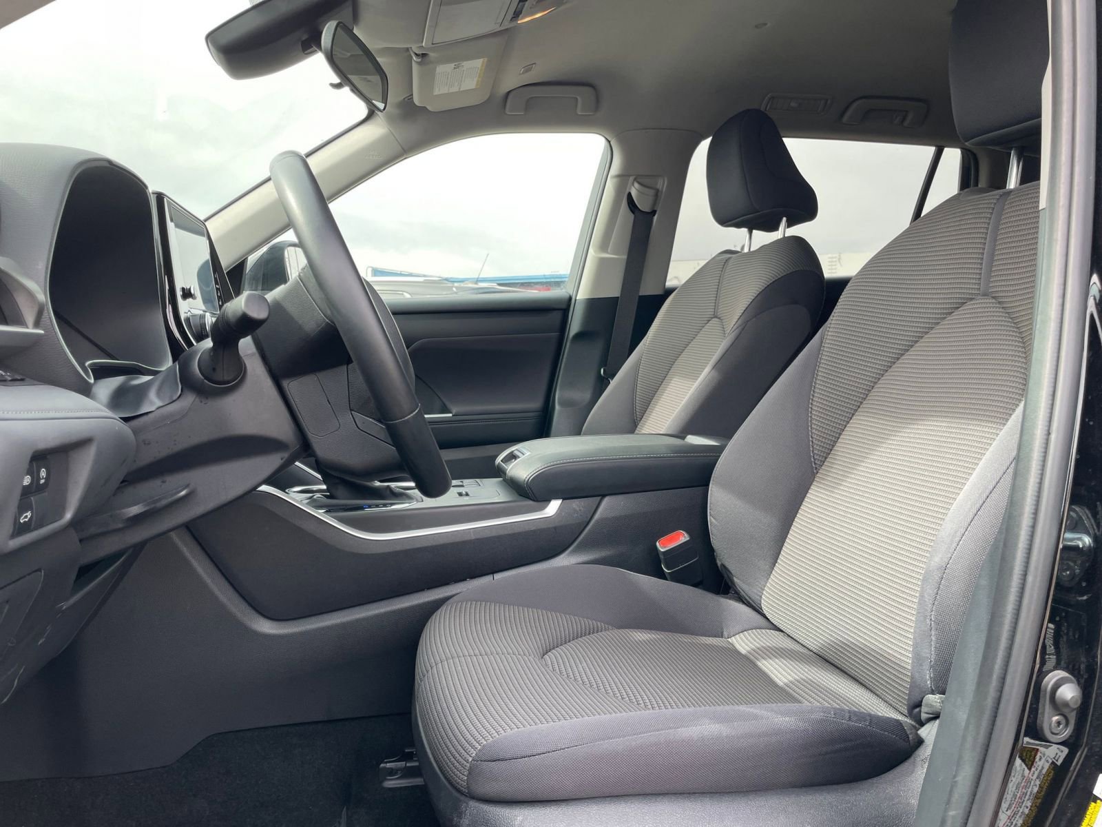 Used 2025 Toyota Highlander LE image 28