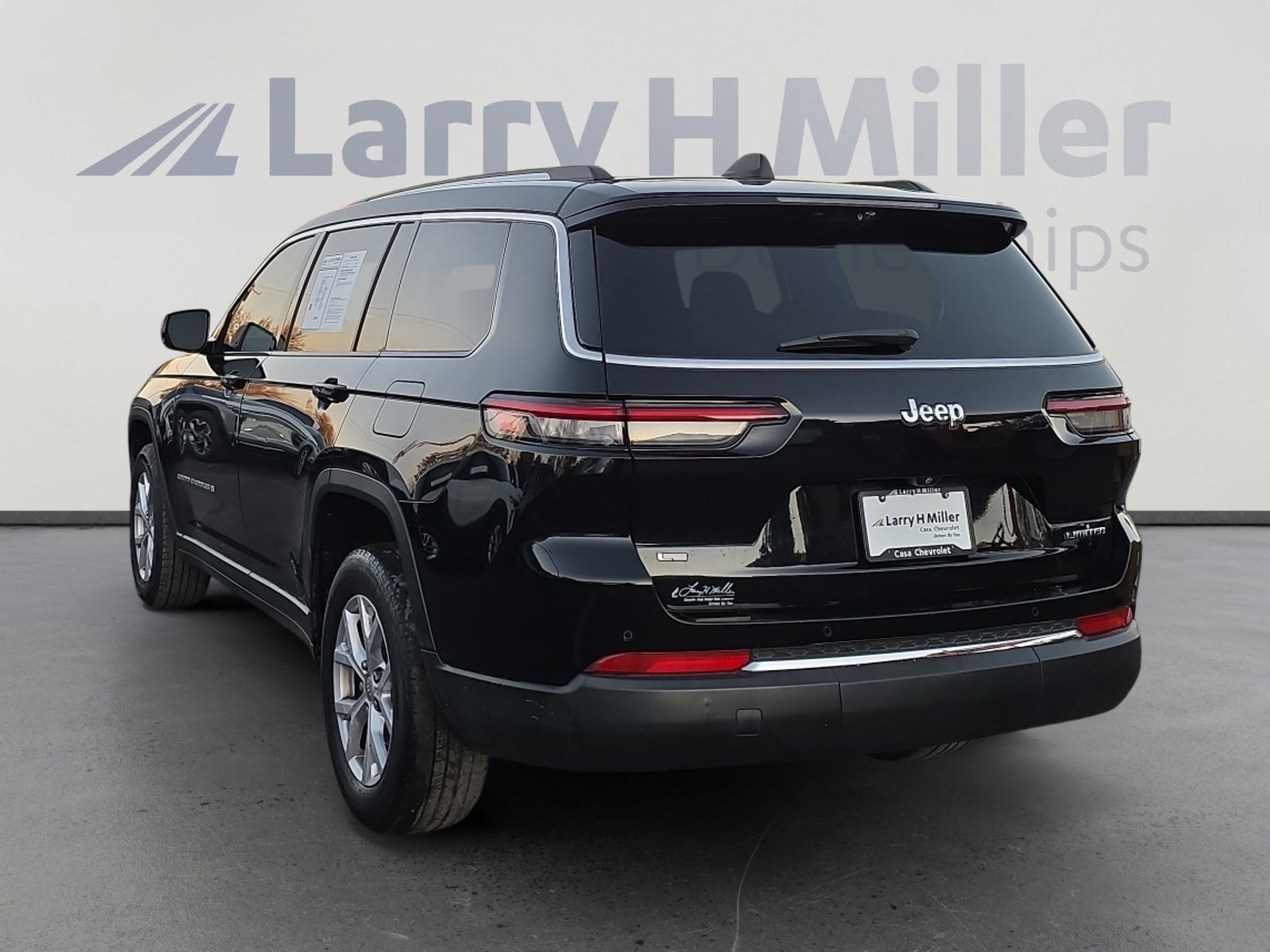 Used 2022 Jeep Grand Cherokee L Limited w/ Luxury Tech Group II image 3