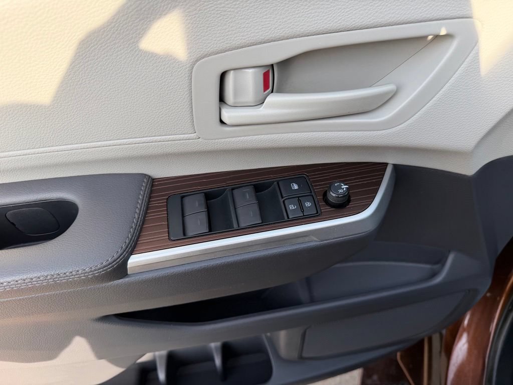 Used 2022 Toyota Sienna LE FWD image 11