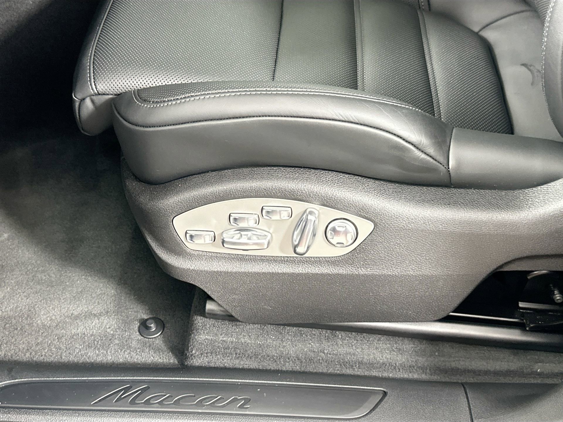 Certified 2025 Porsche Macan image 34