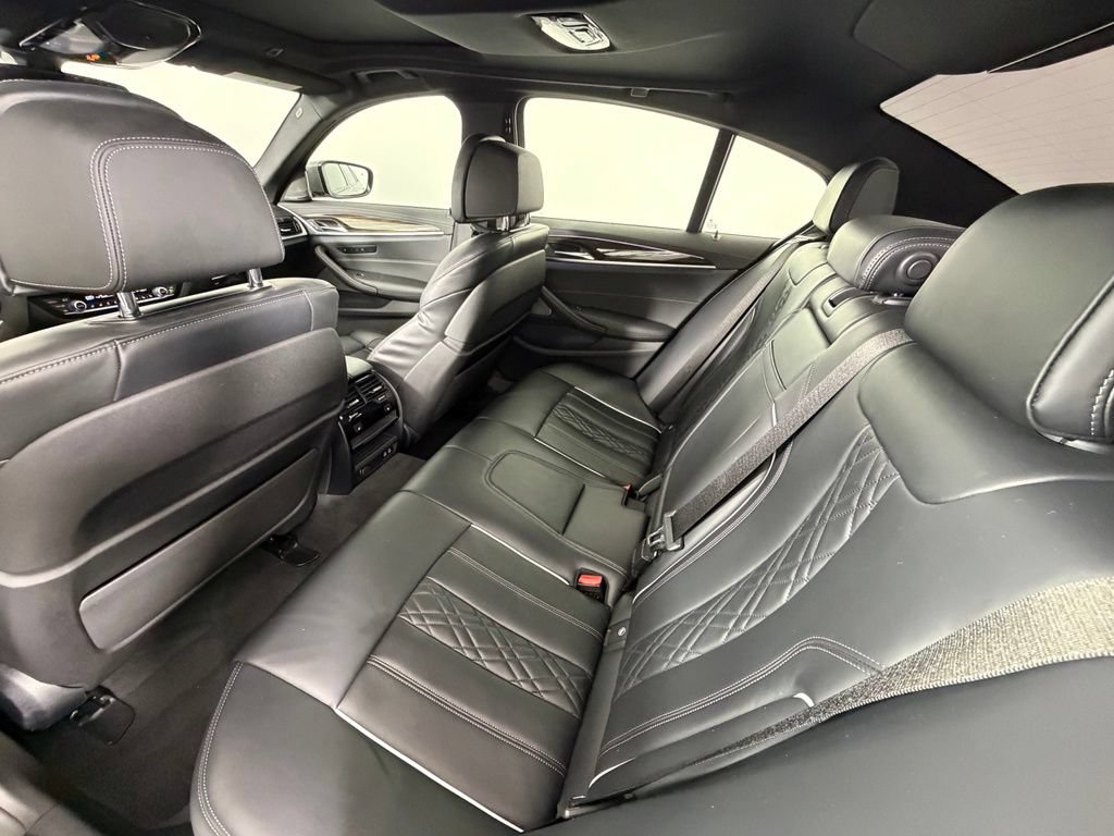 Used 2022 BMW M550i xDrive AWD/4WD image 38