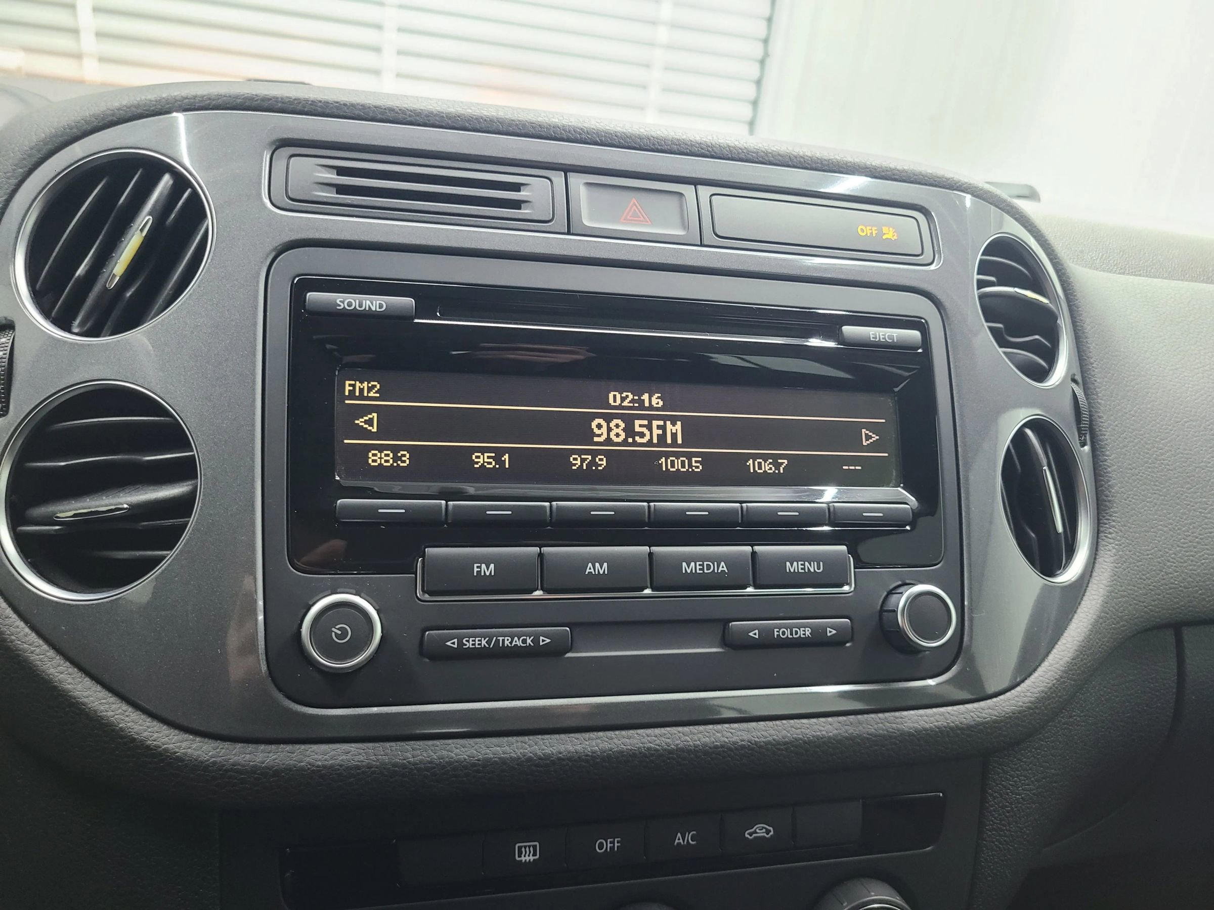 Used 2014 Volkswagen Tiguan S image 32