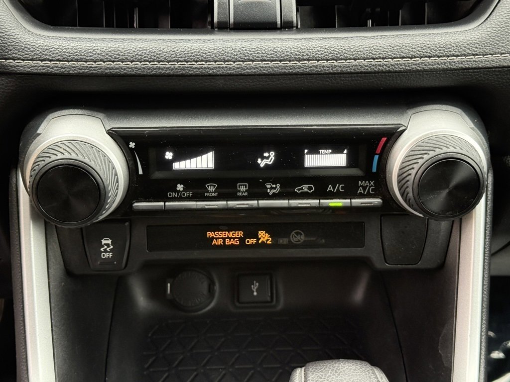 Used 2020 Toyota RAV4 LE w/ Carpet Mat Package image 29