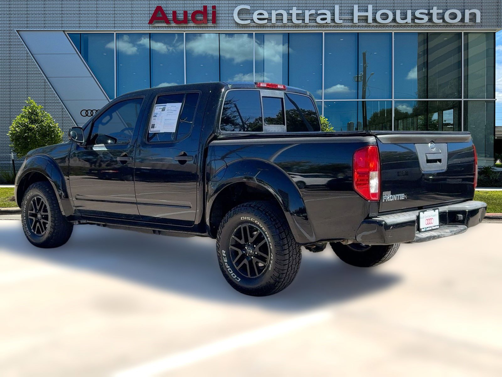 Used 2014 Nissan Frontier SV image 3