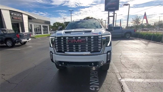 Used 2024 GMC Sierra 3500 Denali image 3