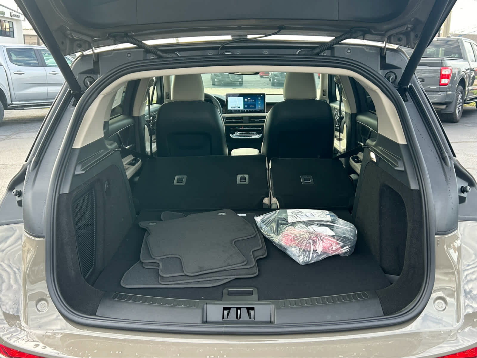 Used 2025 Lincoln Corsair Grand Touring image 8