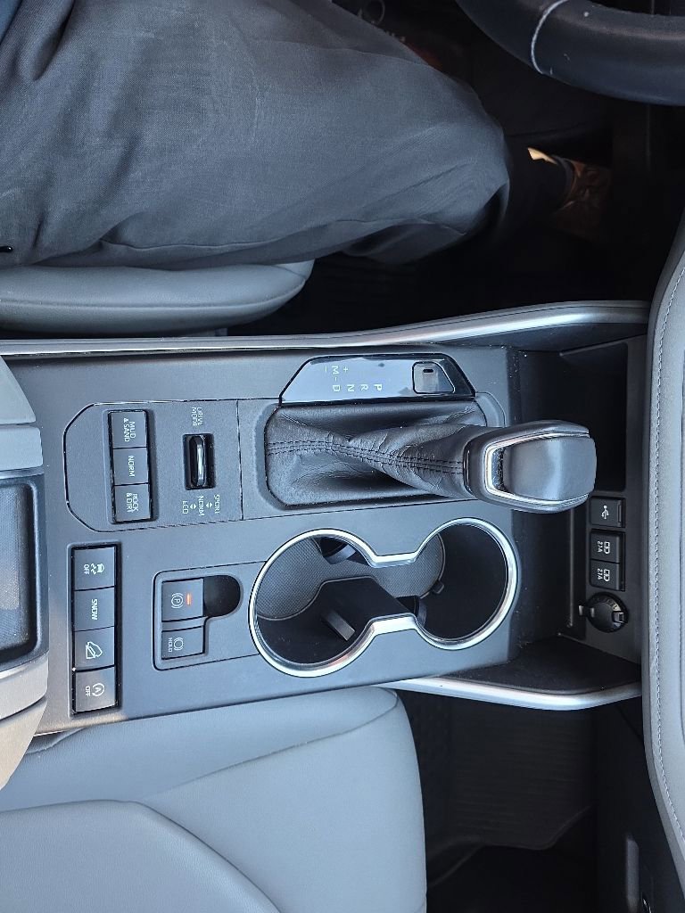 Used 2020 Toyota Highlander XLE AWD/4WD image 28