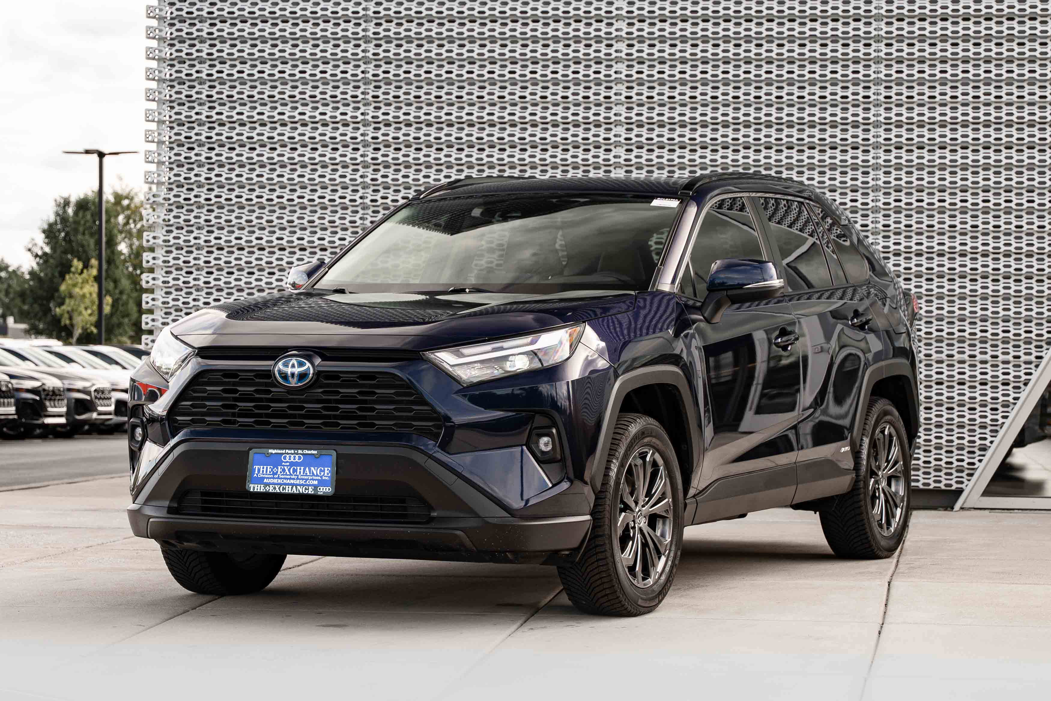 Used 2022 Toyota RAV4 XLE Premium AWD/4WD image 7