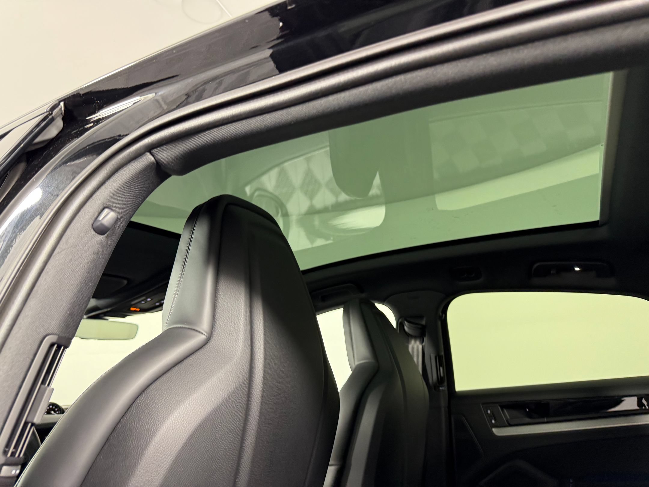 Certified 2026 Porsche Cayenne E-Hybrid Coupe AWD/4WD image 17