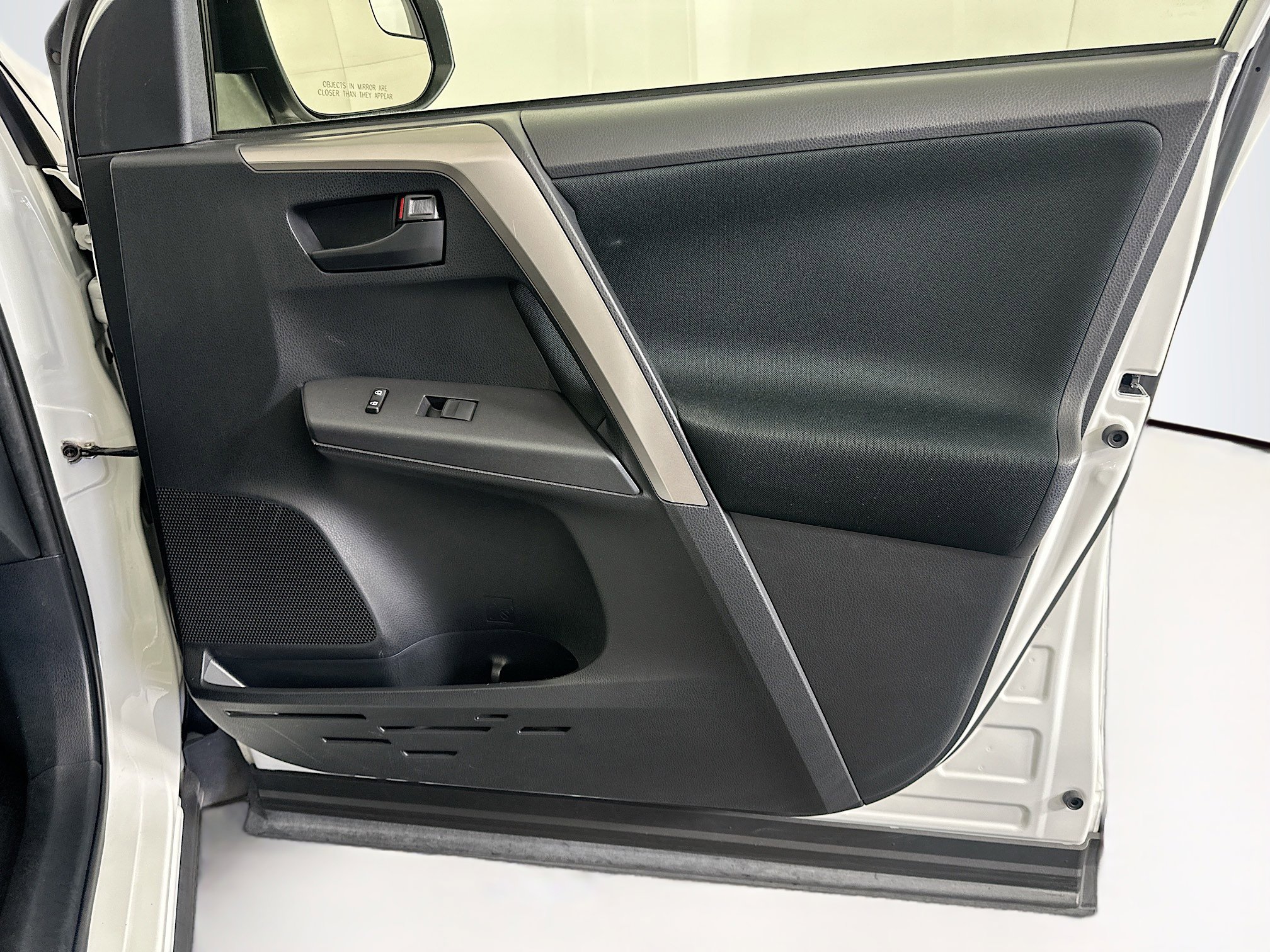 Used 2018 Toyota RAV4 LE FWD image 29