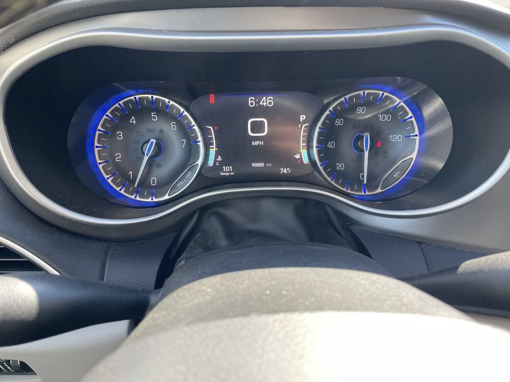 Used 2024 Chrysler Pacifica Touring-L FWD image 17