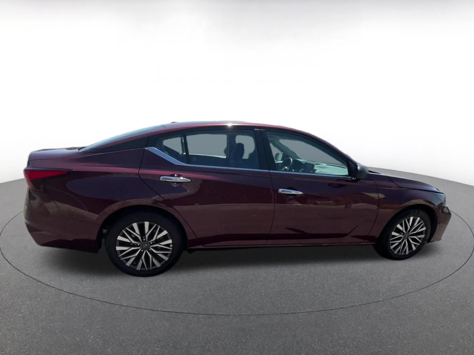 Used 2025 Nissan Altima 2.5 SV FWD image 14