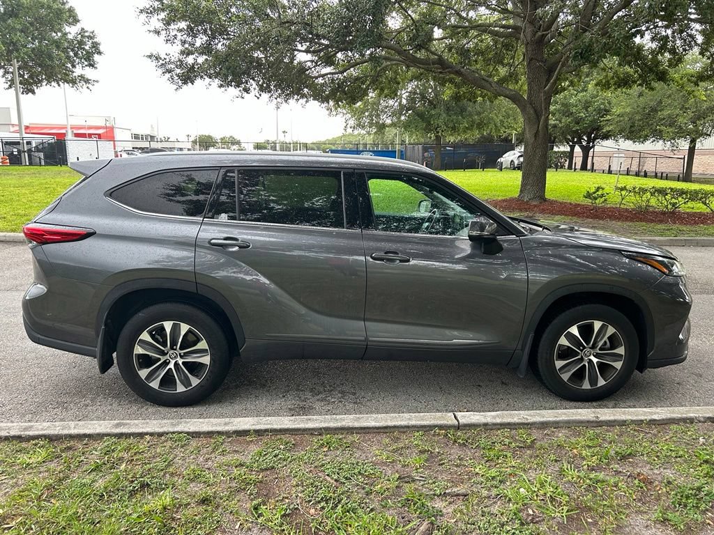 Used 2022 Toyota Highlander XLE AWD/4WD image 7