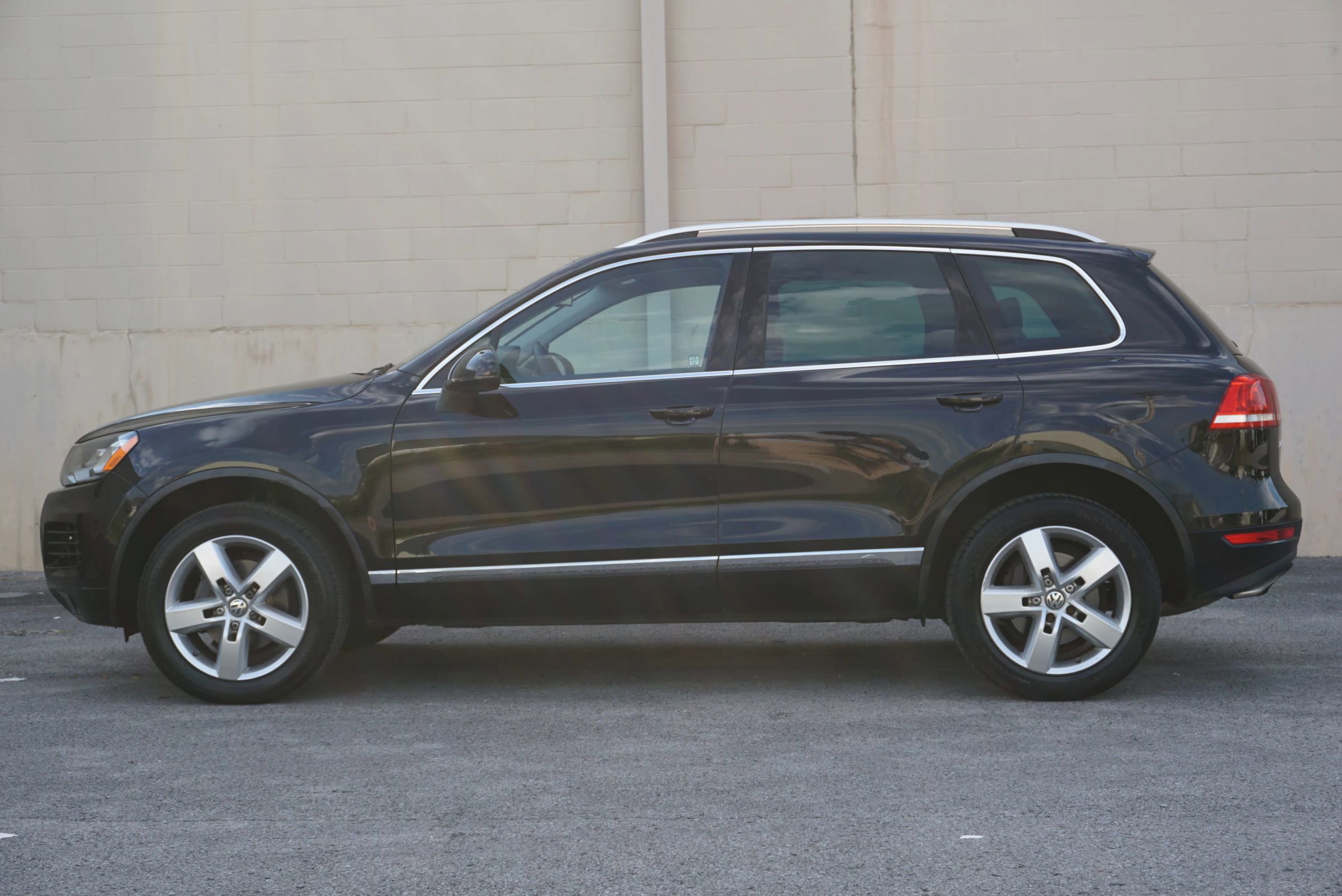Used 2014 Volkswagen Touareg Sport image 8