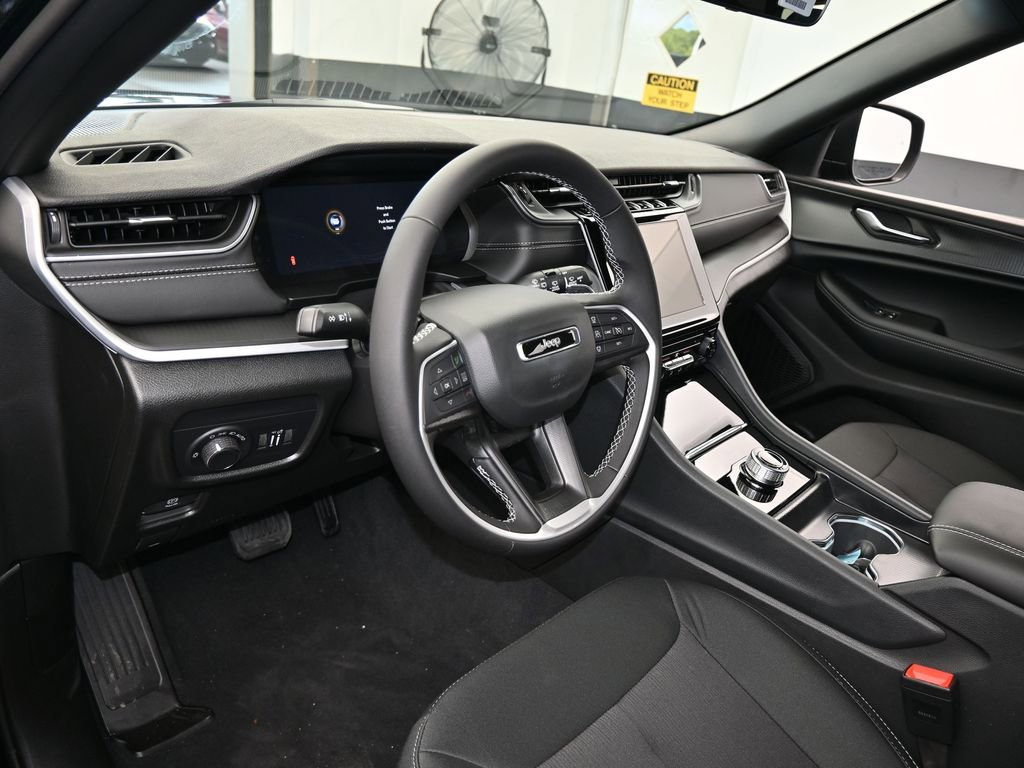 Used 2025 Jeep Grand Cherokee Laredo image 10