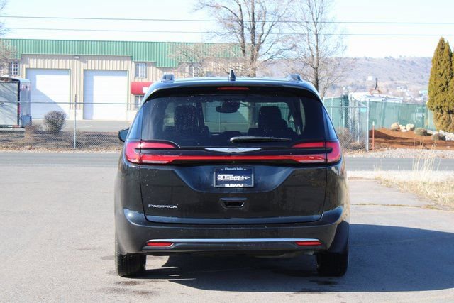 Used 2022 Chrysler Pacifica Touring-L image 5