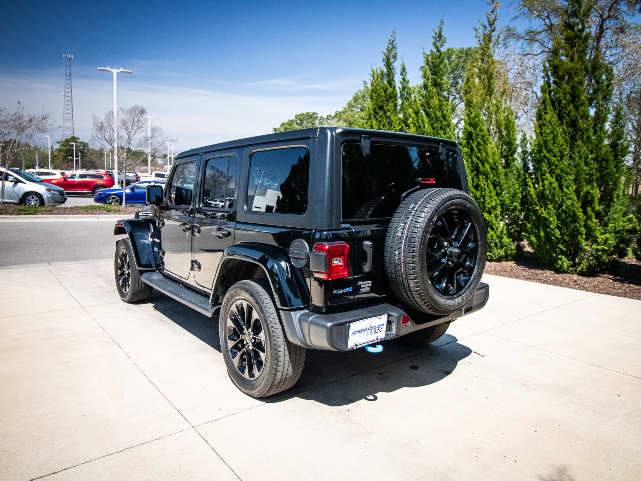 Used 2023 Jeep Wrangler Sahara AWD/4WD image 8
