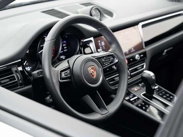 Certified 2025 Porsche Macan AWD/4WD image 8