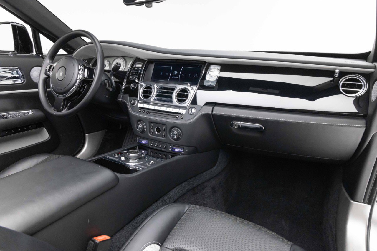 Used 2019 Rolls-Royce Dawn RWD image 2
