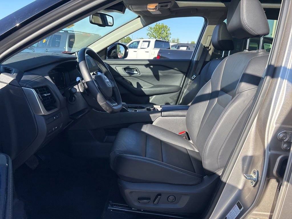 Used 2025 Nissan Rogue SL w/ Tech Package AWD/4WD image 15