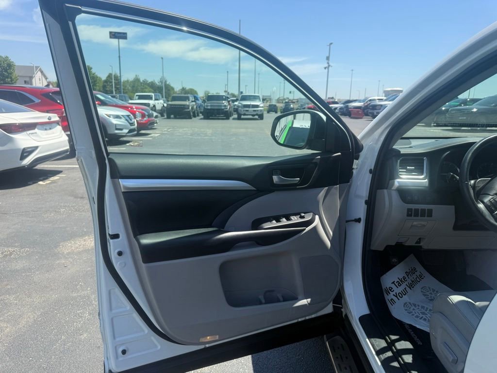 Used 2019 Toyota Highlander XLE AWD/4WD image 9