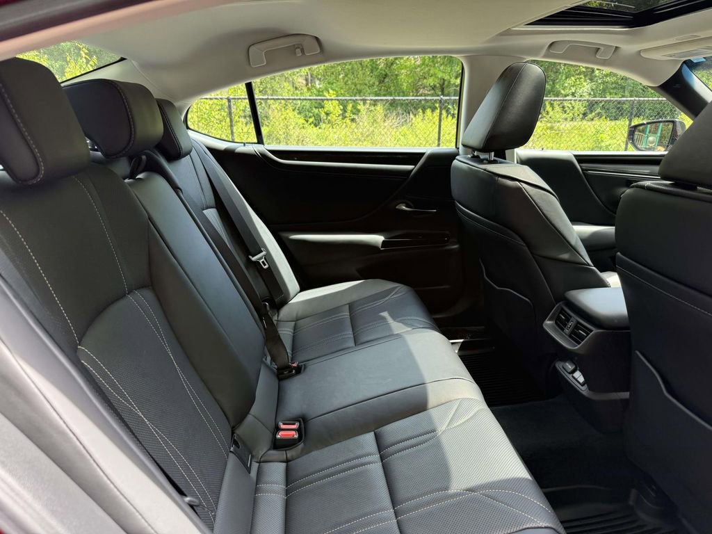 Used 2025 Lexus ES 300h w/ Technology Package FWD image 16