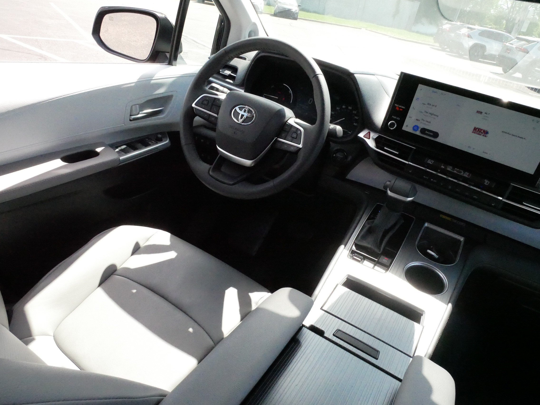 Used 2025 Toyota Sienna XLE w/ XLE Plus Package AWD/4WD image 9