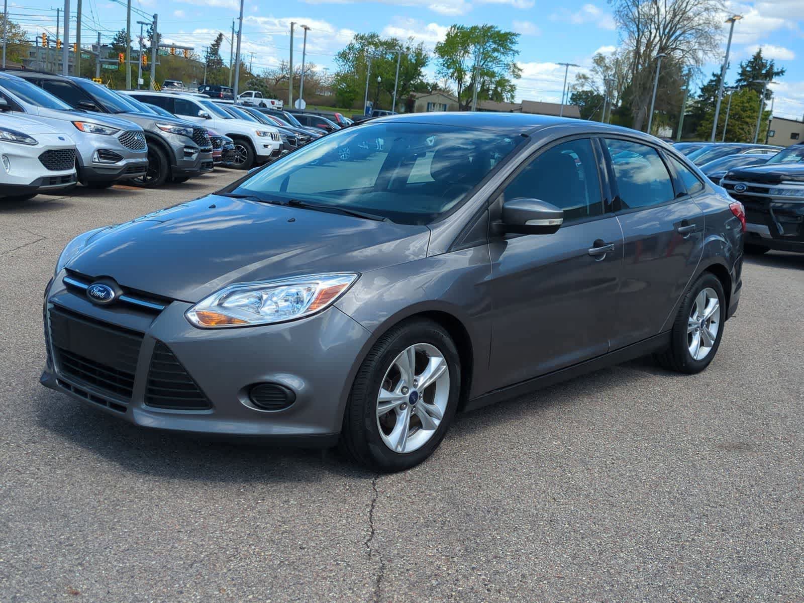 Used 2014 Ford Focus SE w/ SE Winter Package FWD image 4
