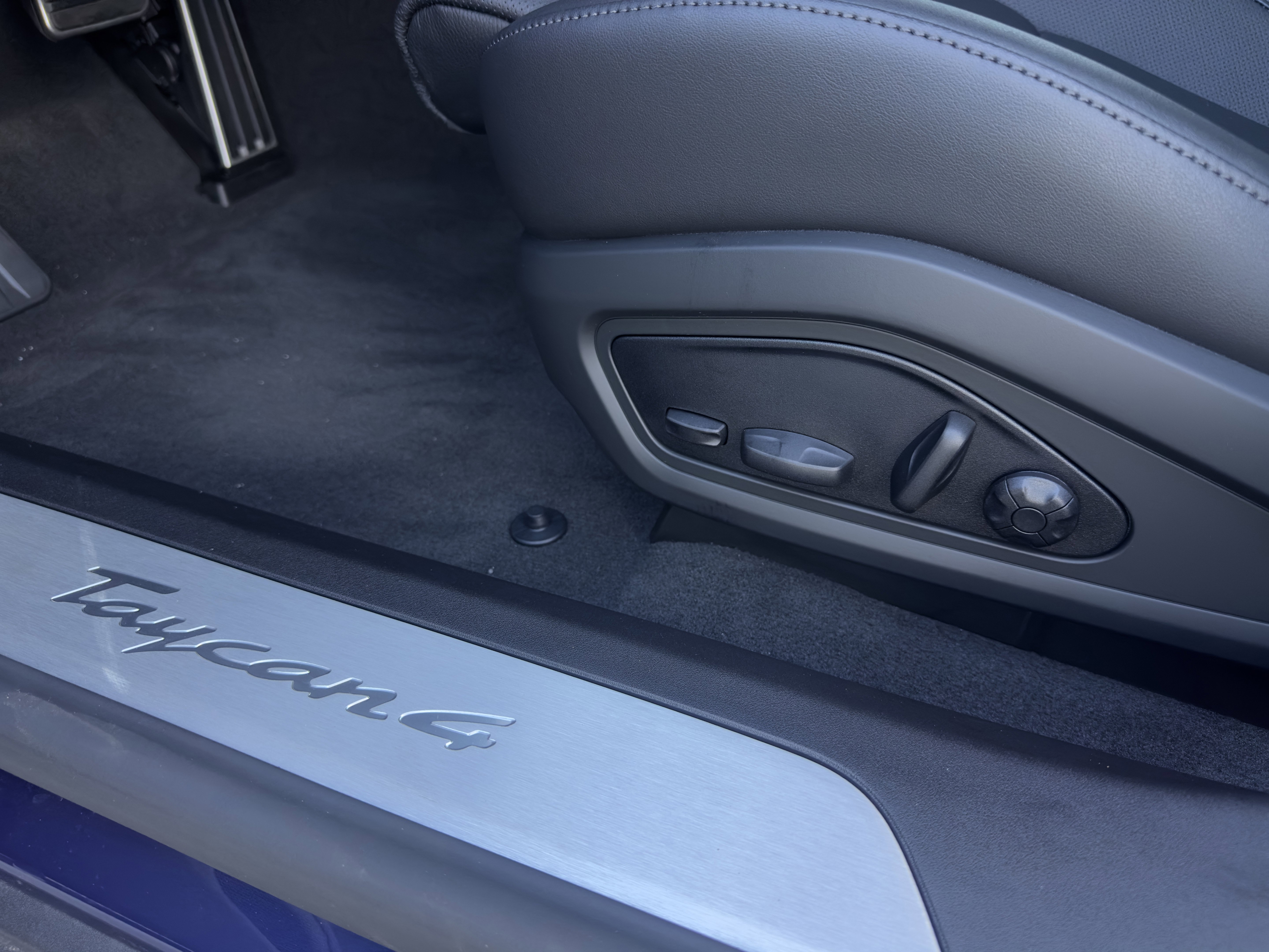 Certified 2025 Porsche Taycan AWD/4WD image 27
