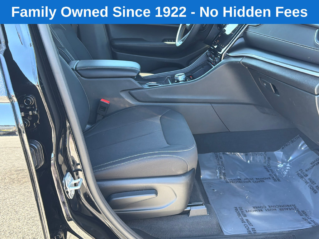 Used 2025 Jeep Grand Cherokee Laredo AWD/4WD image 13