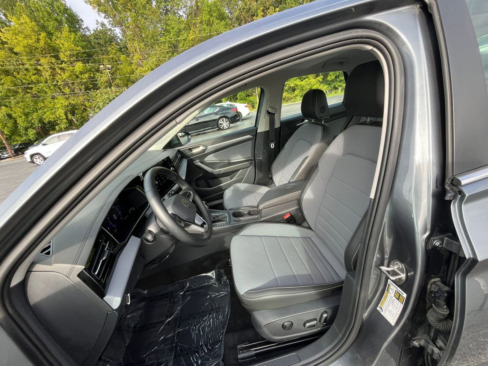 Used 2025 Volkswagen Jetta SE image 29