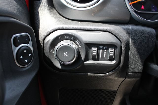 Used 2018 Jeep Wrangler Unlimited Sahara w/ Cold Weather Group AWD/4WD image 7