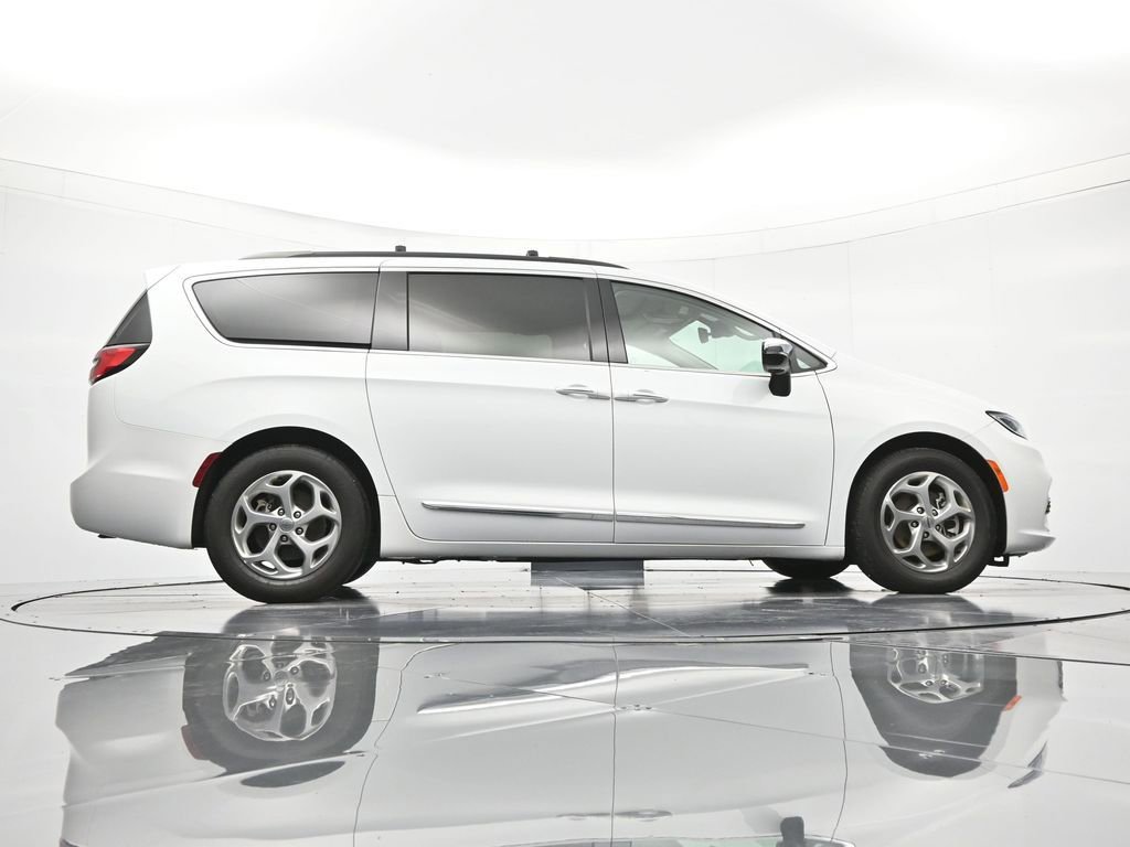 Used 2023 Chrysler Pacifica Limited image 41