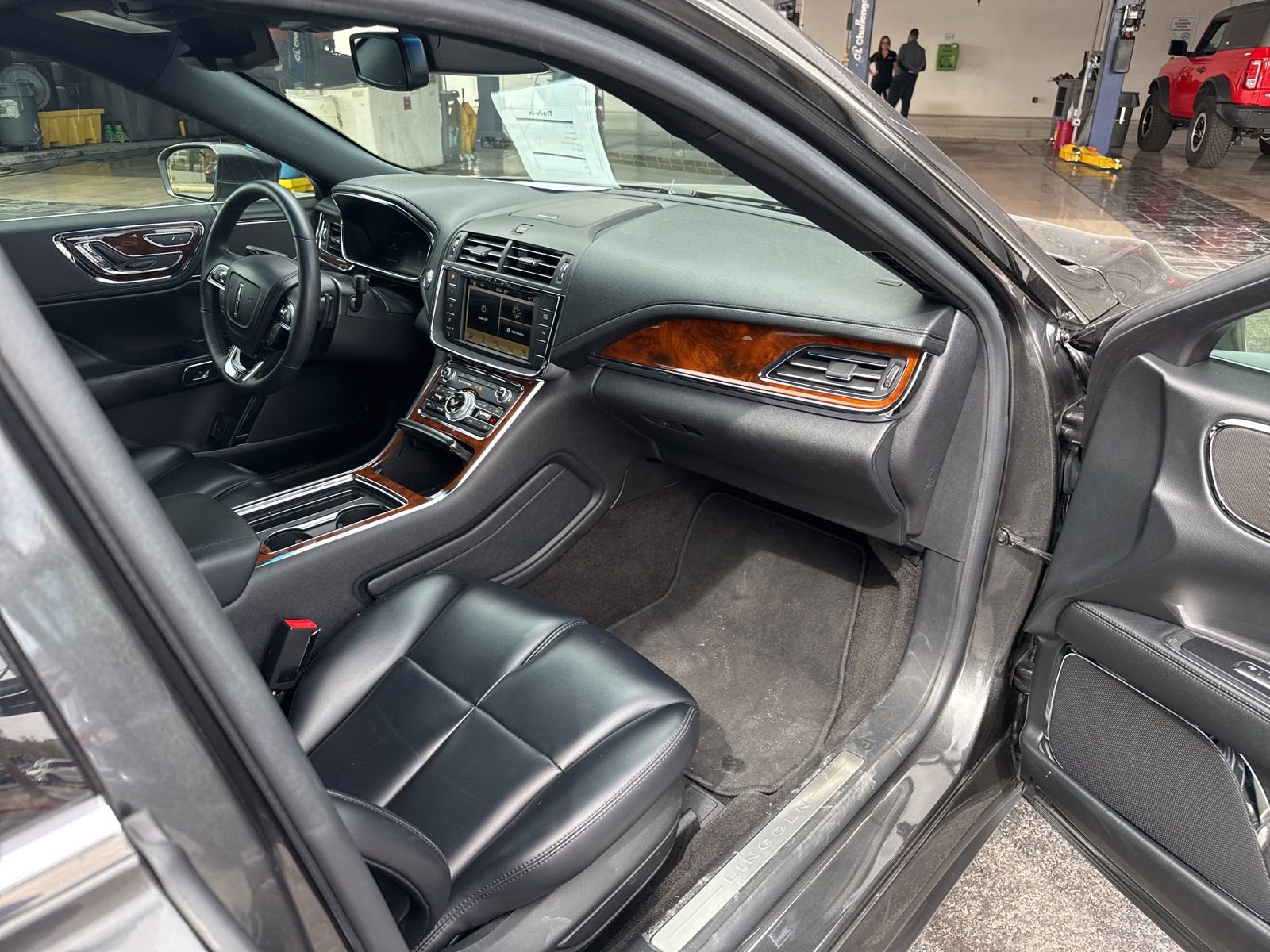 Used 2019 Lincoln Continental Premiere image 12