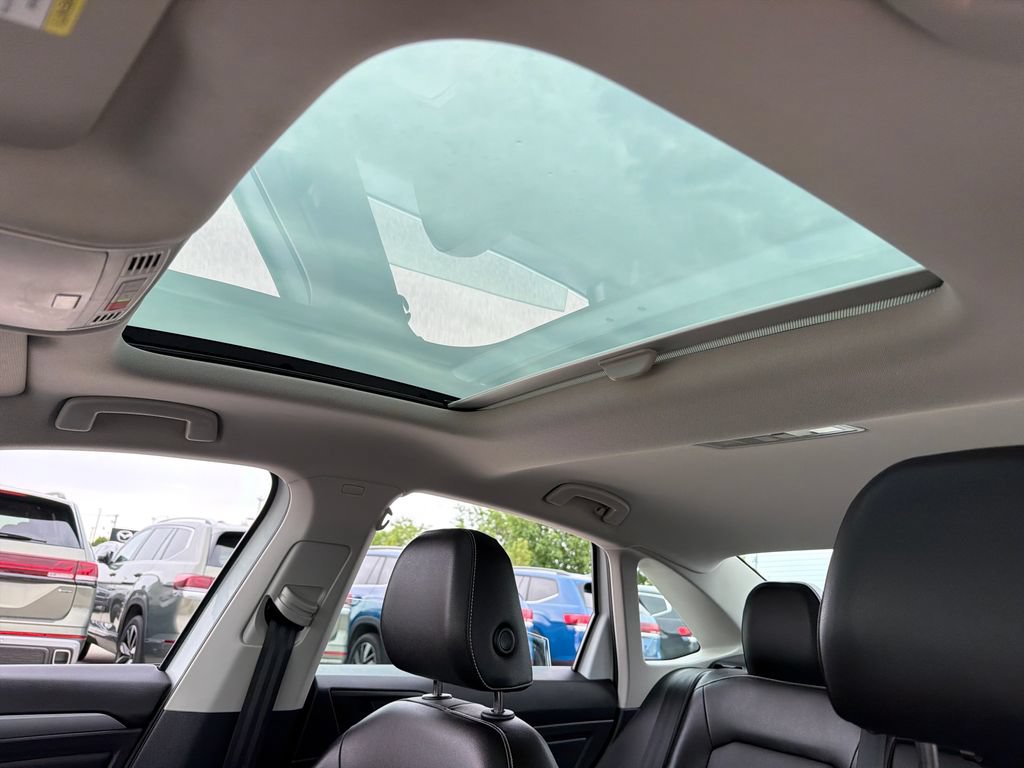 Certified 2023 Volkswagen Jetta SE w/ Panoramic Sunroof Package FWD image 19
