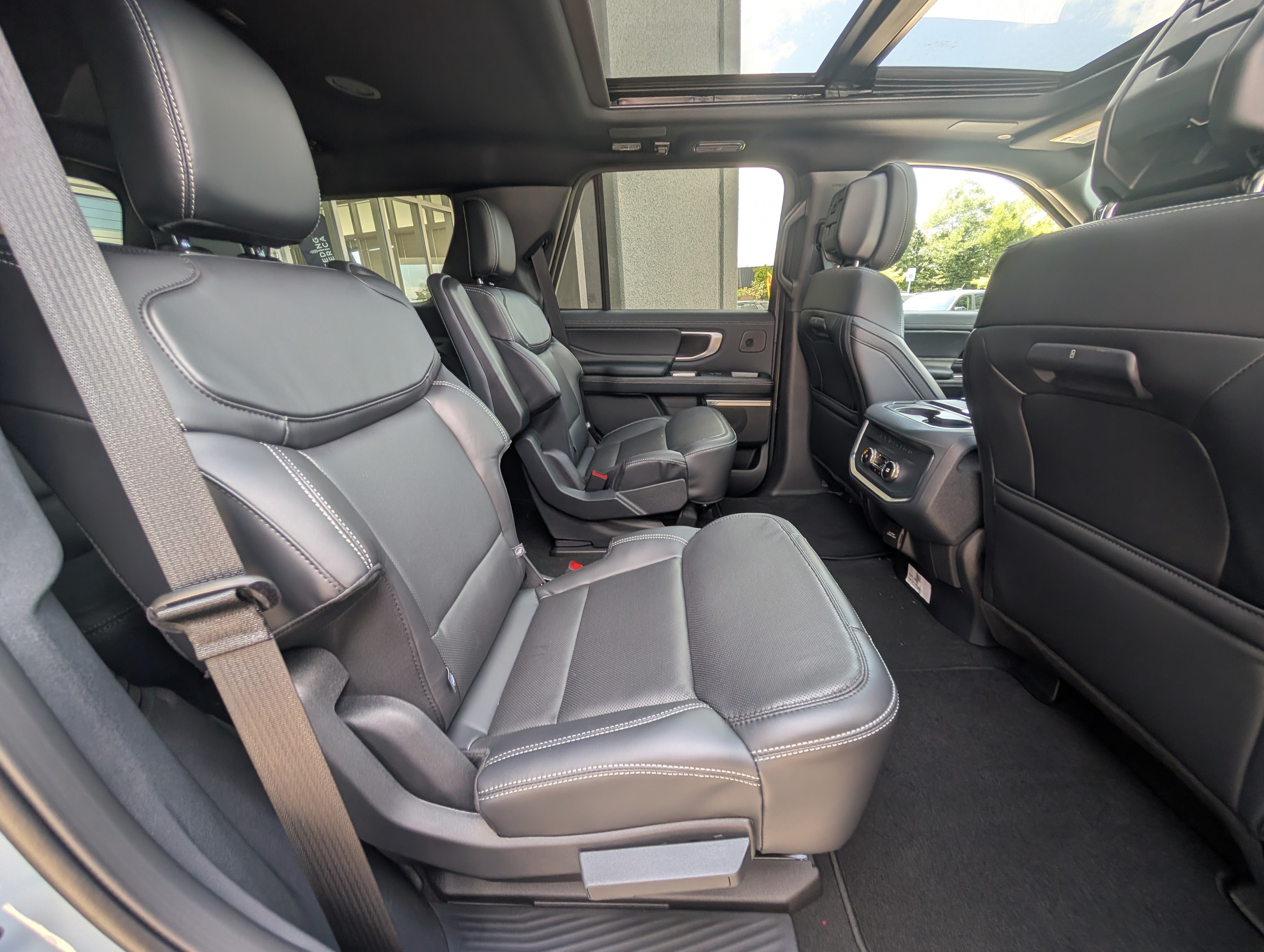 New 2027 Ford Expedition Platinum w/ Stealth Appearance Package AWD/4WD image 7