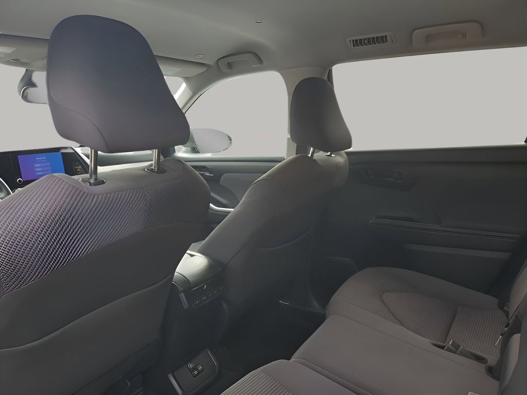 Used 2025 Toyota Highlander LE image 18