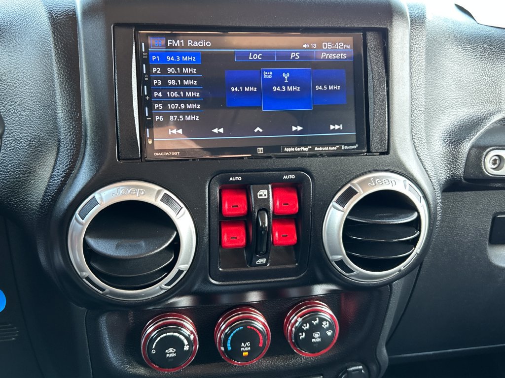 Used 2017 Jeep Wrangler Unlimited Sahara w/ Connectivity Group AWD/4WD image 11