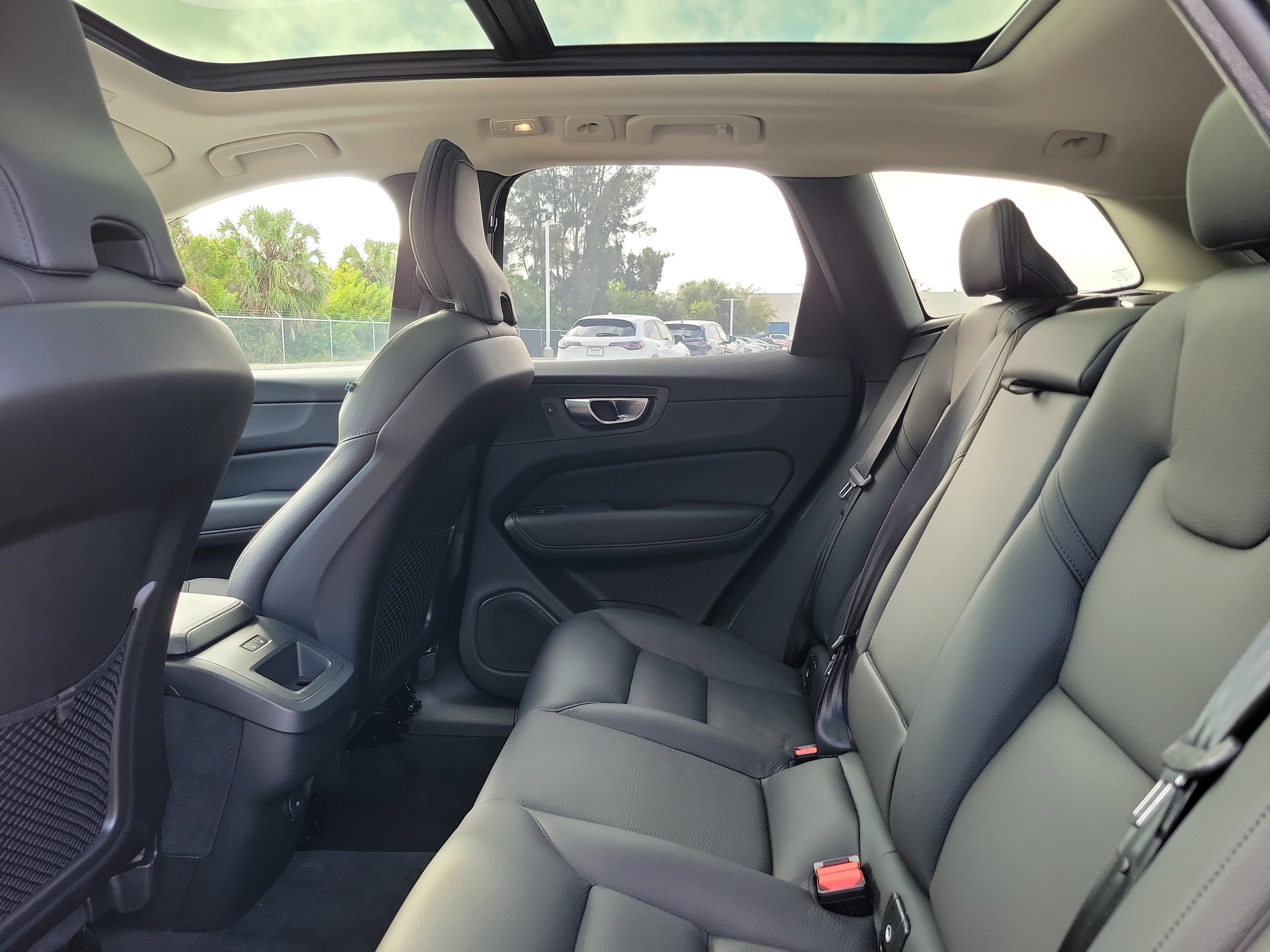 Used 2025 Volvo XC60 B5 Plus image 28