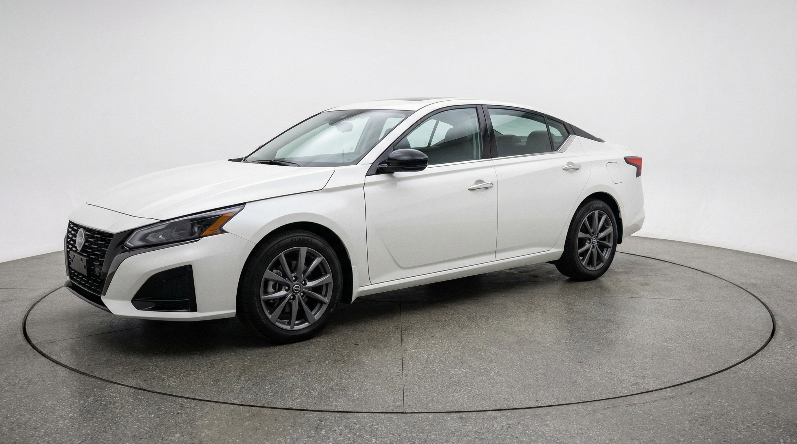 Used 2025 Nissan Altima 2.5 SV FWD image 3