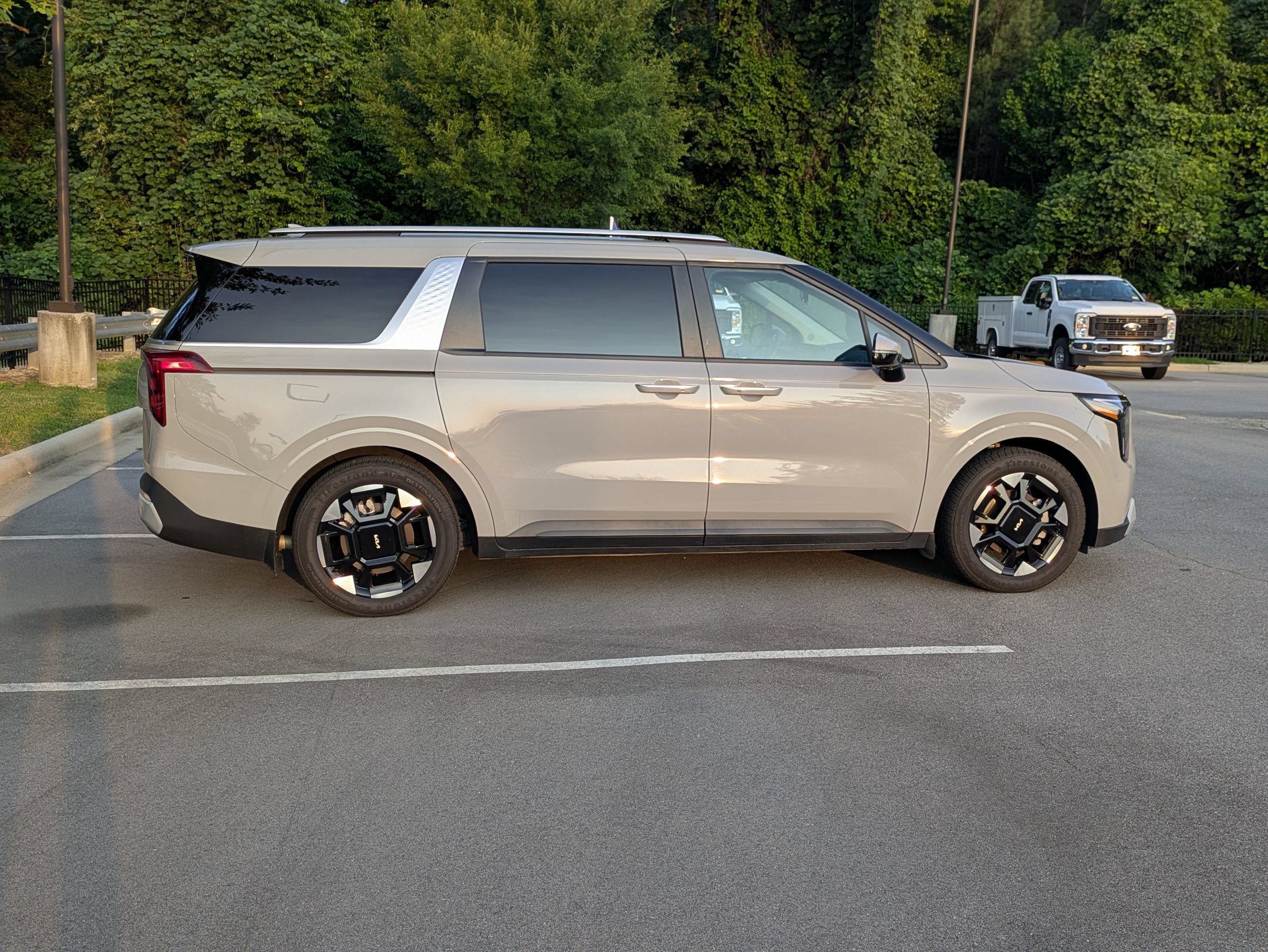 Used 2025 Kia Carnival EX FWD image 10