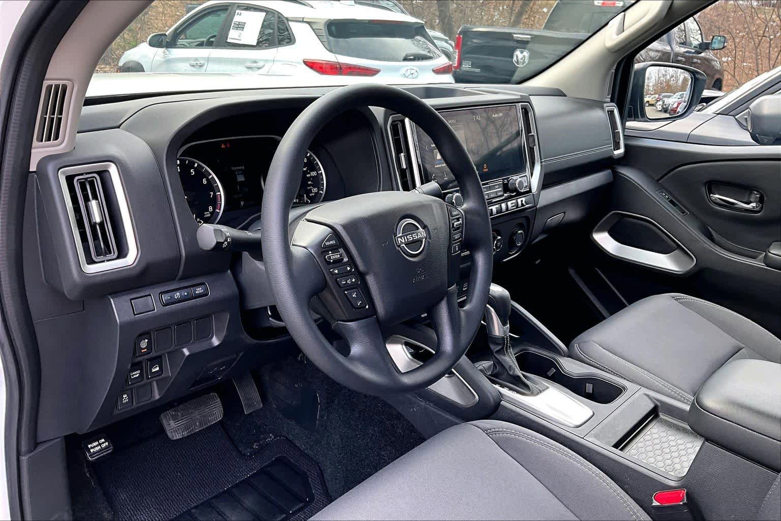 Used 2025 Nissan Frontier SV image 16