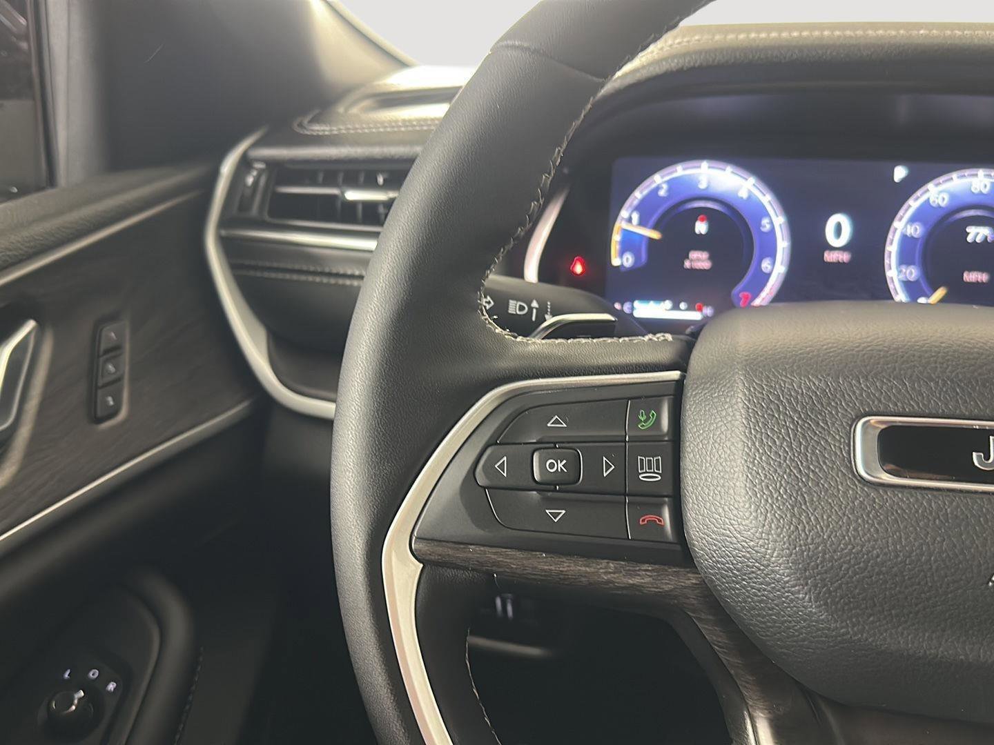 Used 2025 Jeep Grand Cherokee Limited AWD/4WD image 8