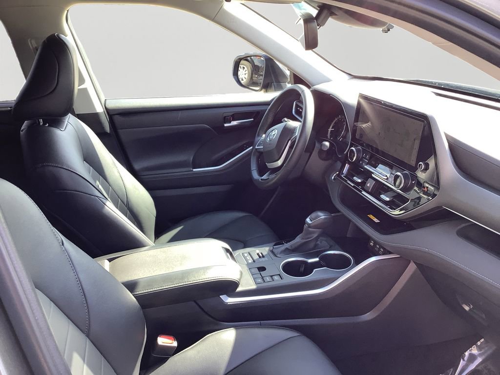 Used 2024 Toyota Highlander XLE image 12