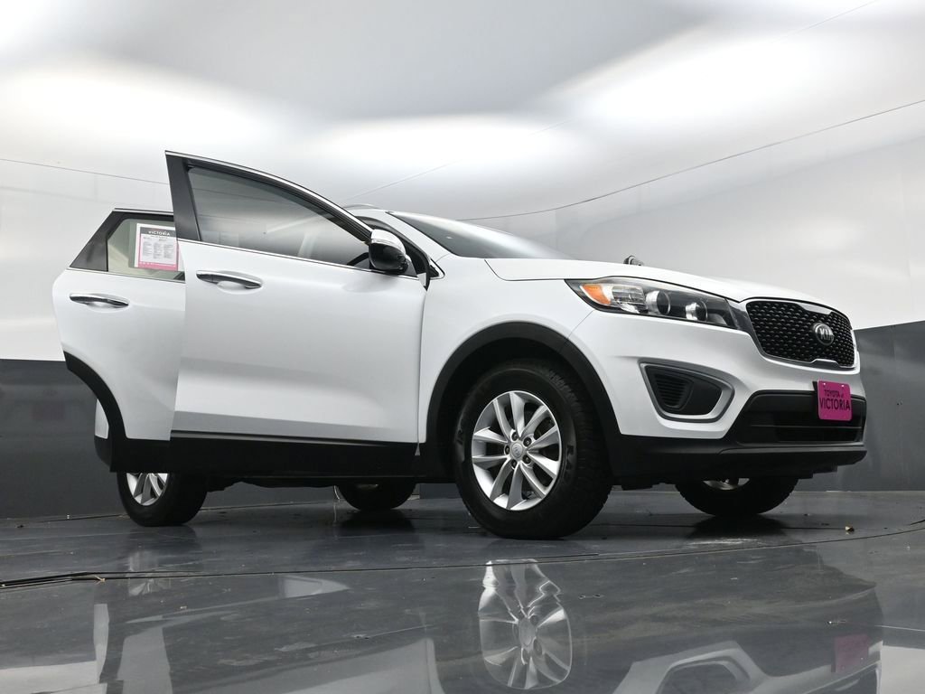 Used 2017 Kia Sorento LX w/ LX Convenience Package image 26