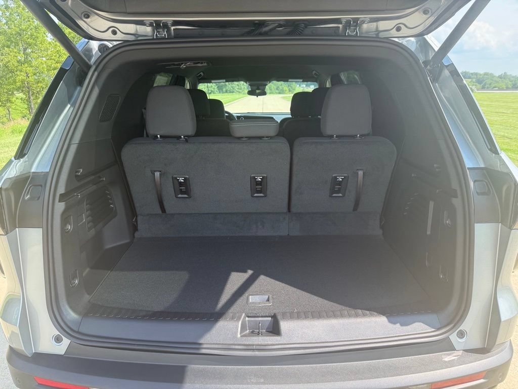 New 2026 Chevrolet Traverse LT w/ Midnight/Sport Edition FWD image 7