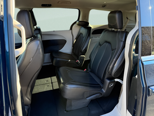 Used 2024 Chrysler Pacifica Touring-L FWD image 5